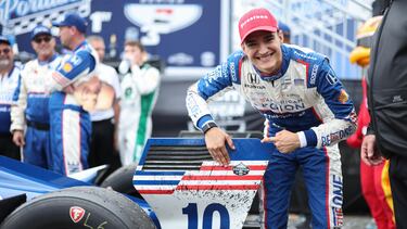 Álex Palou, junto a su Chip Ganassi en el GP de Portland de la IndyCar.