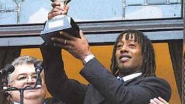 <b>FELICIDAD. </b>Richardson, alzando la copa de campeón de Liga 2004/05.
