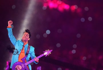 La revista Rolling Stone, Billboard y la cadena NBC lo consideran el mejor 'Halftime Show' de la historia. Bajo la tormenta eléctrica que caracterizó al Super Bowl 41, entre Colts y Bears, el cantautor nacido en Minneapolis conmovió con sus solos de guitarra, sus homenajes a Bob Dylan y Foo Fighters, y su arrebatadora interpretación de 'Purple Rain', con su silueta proyectada en una gigantesca manta. 