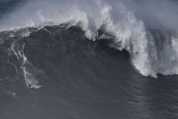 Tremenda derecha de un surfista en Praia do Norte, Nazaré (Portugal) el 25 de febrero del 2022.