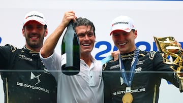 Jay Penske, jefe de DS Pensje, celebra el doblete de Shanghái con sus pilotos Vergne y Günther.