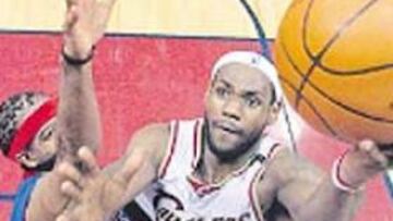 <b>TALENTO PRECOZ. </b>LeBron bate récords en la NBA a sus 21 años.