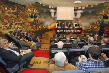 Javier Guillén, director general de la Vuelta a España, analiza el presente y futuro de la competición en el Foro AS acompañado por Miguel Cardenal, José Luis Saez y Alfredo Relaño.