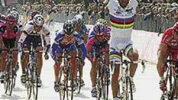 <b>¡QUÉ GANAS TENÍA!</B> Este es el primer triunfo de Cipollini con el arcoiris.