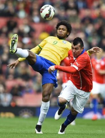 Gary Medel lucha el balón con Luiz Adriano.