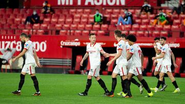 Los jugadores del Sevilla, tras uno de los goles.