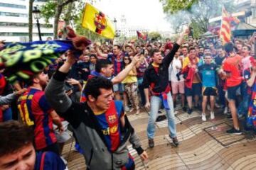 FC Barcelona's supporters celebrate with a flare their team's 24th La Liga title at the Canaletes fountain on Las Ramblas in Barcelona, on May 14, 2016.