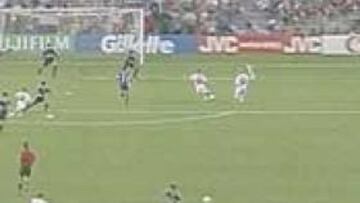 <b>CONTROL, VELOCIDAD, REGATE... Y LA FAMA</b> Corría el minuto 16, y Argentina e Inglaterra empataban a cero. Beckham vio el desmarque de Owen y le envió un pase impecable. El control orientado del delantero fue perfecto. Se deshizo de Chamot y encaró a Ayala, al que dejó de piedra con su carrera hacia la derecha. Le esperaba Roa, al que batió con un tiro cruzado que entró por la escuadra izquierda. Golazo y salto a la fama, a pesar de que Inglaterra perdió el partido.