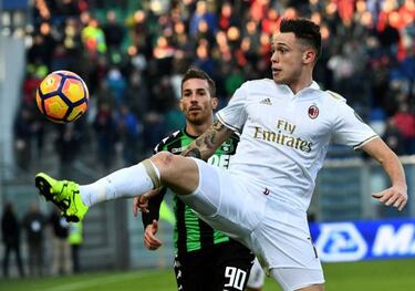 AC Milan need controversial Bacca penalty to beat Sassuolo