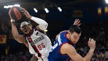 Chima Moneke, ala-p¨ªvot del Baskonia, y Willy Hernang¨®mez, p¨ªvot del Barcelona.