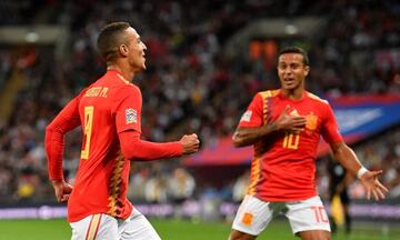 Rodrigo celebra el gol con la Selección con Thiago.