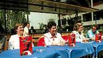 REIVINDICACIÓN. Sara Gutiérrez y Eva Orúe, las autoras del libro, junto a Teresa Rivero y Juan Luis Cano.