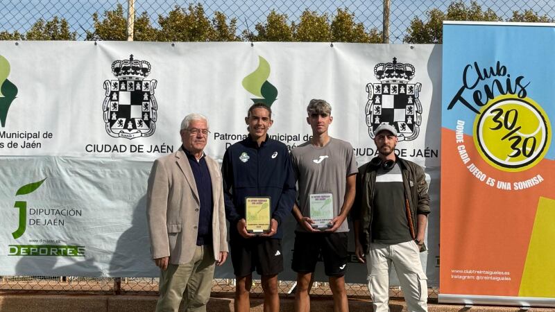 Adam Martín recoge el premio del Open Jaén IBP Tenis Pro 2025.