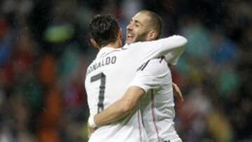 Cristiano y Benzema celebran un gol del Real Madrid.