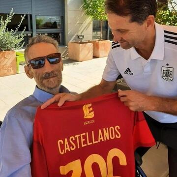 Ángel Castellanos recibe de Fernando Giner su camiseta con el dorsal 396.