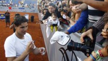 El tenista espa&ntilde;ol Rafael Nadal firma aut&oacute;grafos despu&eacute;s de un entrenamiento hoy, s&aacute;bado 2 de febrero de 2013, en Vi&ntilde;a del Mar (Chile). Nadal se encuentra de visita en el pa&iacute;s para participar del ATP de Vi&ntilde;a del Mar, que se disputar&aacute; entre el 4 y 10 de este mes, despu&eacute;s de estar siete meses fuera de las canchas producto de una lesi&oacute;n de rodilla. 