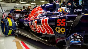 Carlos Sainz subido en su Toro Rosso.