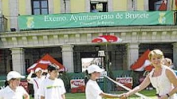 <b>LA PRESIDENTA, CON EL TENIS.</b> Esperanza Aguirre estuvo en Brunete.
