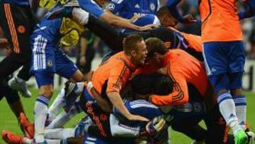 <b>EXPLOSIÓN DE JÚBILO. </b>Los jugadores del Chelsea se abalanzan sobre Drogba, tras marcar el último penalti que dio su primera Champions al equipo londinense.
