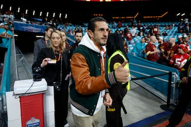 El jugador del Atlético de Madrid Koke asiste al partido de la NFL que disputan los Miami Dolphins contra los Washington Commanders en el Estadio Santiago Bernabéu. 
