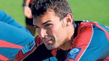 <b>A GUSTO. </b>David Barral, haciendo estiramientos en el transcurso del entrenamiento de ayer, en Mareo.