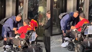 Aficionado en silla de ruedas casi atropella a Cristiano por la emoicón