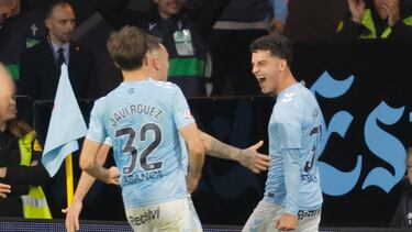 Vigo (Pontevedra), 23/11/2024.- El delantero del Celta, Hugo Álvarez (d), celebra el segundo gol del equipo gallego durante el encuentro correspondiente a la jornada 14 de Laliga EA Sports que disputan hoy sábado Celta y FC Barcelona en el estadio Balaidos de Vigo. EFE / Emilio Lavandeira.