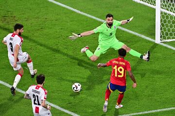 Georgia's goalkeeper #25 Giorgi Mamardashvili (C) fights for the ball with Spain's forward #19 Lamine Yamal (R) during the UEFA Euro 2024 round of 16 football match between Spain and Georgia at the Cologne Stadium in Cologne on June 30, 2024. (Photo by Tobias SCHWARZ / AFP)