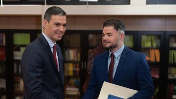 El presidente del Gobierno en funciones, Pedro Sánchez recibe al portavoz de ERC, Gabriel Rufián, durante su ronda de contactos, a 11 de octubre de 2023, en Madrid (España). El presidente del Gobierno en funciones y candidato del PSOE a la reelección, continúa hoy su ronda de contactos con los portavoces de UPN, Coalición Canaria y ERC, para tantear posibles apoyos a su investidura. Tras recibir el encargo del Rey la semana pasada, Sánchez inició una ronda de contactos en la que prevé reunirse con todos los grupos parlamentarios excepto Vox, además de sindicatos, patronal y asociaciones de varios sectores.
11 OCTUBRE 2023;SÁNCHEZ;INVESTIDURA;NEGOCIACIONES;REUNIONES;PARTIDOS;PSOE;
Eduardo Parra / Europa Press
11/10/2023