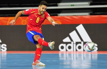 Adolfo Fernández Díaz (Santa Coloma, 28 años) se ha consolidado en las últimas temporadas, no sólo como uno de los mejores alas del mundo, sino como uno de los mejores jugadores del planeta. El catalán, formado en las categorías inferiores de su Santa Coloma natal, posee desborde, un gran rigor defensivo y, sobre todo, gol, como principales virtudes. En la Primera RFEF Futsal, donde fue nombrado mejor jugador en la temporada 2018/19, sólo Ferrao suma más dianas que él en esta temporada (13 para el colomense en 14 partidos), por lo que su gran estado de forma será de vital importancia en las aspiraciones de España para volver a lo más alto. Adolfo, que con el Barça ya lo ha ganado todo, sueña con estrenar su palmarés con la selección.
