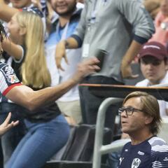 Rodolfo Pizarro, furioso tras salir de cambio