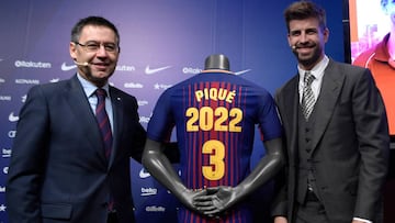 Josep María Bartomeu posa con Gerar Piqué en enero de 2018 durante la anterior renovación del central con el Barça. Ahora ha renovado hasta 2024.