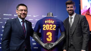 Josep Mar&iacute;a Bartomeu posa con Gerar Piqu&eacute; en enero de 2018 durante la anterior renovaci&oacute;n del central con el Bar&ccedil;a. Ahora ha renovado hasta 2024.