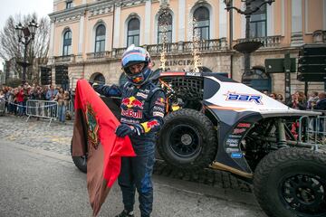 La ganadora del Rally Dakar 2024, Cristina Gutiérrez, posa con la bandera de Burgos tras realizar un circuito urbano por las calles de la ciudad. 