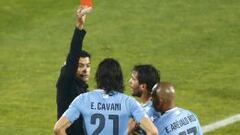 Sandro Ricci muestra la roja Cavani.