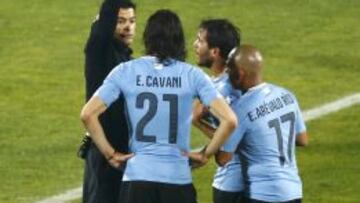 Sandro Ricci muestra la roja Cavani.