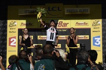 Barguil subido en el pódium celebrando la victoria de la etapa.