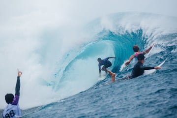 Teahupoo se pone grande y regala una jornada de surf para la historia