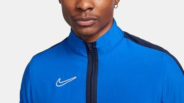 Abrgate con esta chaqueta de entrenamiento de Nike, ideal para hacer deporte