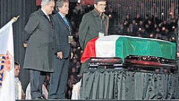 <b>ESCOLTADO POR SUS AMIGOS. </b>López Serrano, Velázquez, Zoco, Amancio y Santamaría se despiden de su amigo, mientras Calderón elogia la figura de Pancho en el atril.