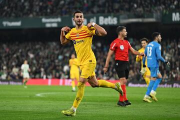 Tres goles del delantero valenciano facilitan la victoria del Barcelona en campo del Betis (2-4). Ferran suma siete goles en Liga esta temporada, sólo uno menos que Lewandowski, el goleador del equipo. El delantero se ha ganado un sitio en el once de Xavi por delante de João Félix o Rapinha, y es un fijo para el seleccionador Luis de la Fuente.