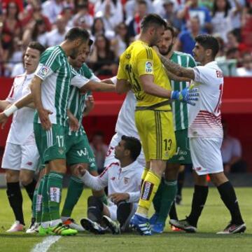 Ever Banega se encara con Antonio Adán, mientras Reyes está sobre el césped.