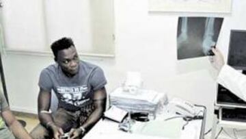 <b>IMAGEN IRREPETIBLE. </b>Carlos Kameni y Armando Sá, declarado transferible, observan una radiografía expuesta por Miguel Cervera.