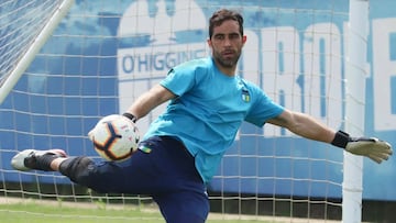 A Bravo le preguntan si tuvo ofertas para seguir jugando y así responde: “Sabía que volver a Chile o Colo Colo...”