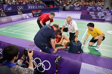La jugadora española Carolina Marín es atendida por su equipo tras sufrir una lesión durante su partido de semifinales de bádminton. Muy atenta su rival, Bing Jiao He, preocupada por el estado físico de Marín.