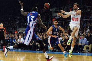 Rudy Fernández inició su carrera profesional en el Joventut en 2003 (estuvo hasta 2008). Llegaría a la NBA en 2008 donde jugaría con los Portland Trail Blazers (2008-2011) y con los Denver Nuggets (2011-2012). En 2012 volvería a España, al Real Madrid, club en el que sigue en activo. En su haber tiene 3 Copas del Rey (con Juventut y Real Madrid), 1 Euroliga y 1 Liga entre otros títulos. Debutó con la Selección absoluta en 2004 con la que fue campeón del Mundo en 2006, medalla de plata en los JJOO de Pekín y Londres y los dos oros de los Europeos de Polonia y Lituania.