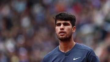Spain's Carlos Alcaraz Garfia looks on during his men's singles round of sixteen match against Canada's Felix Auger-Aliassime on Court Philippe-Chatrier on day eight of the French Open tennis tournament at the Roland Garros Complex in Paris on June 2, 2024. (Photo by EMMANUEL DUNAND / AFP)