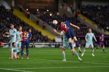 Barrios estuvo muy blando y dejó rematar muy cómodo a Cubarsí en el segundo palo.