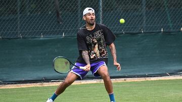 Wimbledon (United Kingdom), 24/06/2022.- Nick Kyrgios of Australia practices at Wimbledon tennis courts ahead of the Wimbledon Championships 2022, Wimbledon, Britain, 24 June 2022. (Tenis, Reino Unido) EFE/EPA/NEIL HALL EDITORIAL USE ONLY