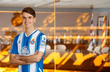 El centrocampista espa?ol se ha marchado cedido al Espanyol. El Celta accede a su cesi¨®n por 200.000 euros ahora y otro desembolso por la permanencia, y firma hasta junio. El jugador explicaba: ¡°Vengo donde quer¨ªa y no puedo estar m¨¢s feliz por esta oportunidad que me da el Espanyol. Mi agradecimiento se ver¨¢ en el campo. Ganas de empezar ya¡±.